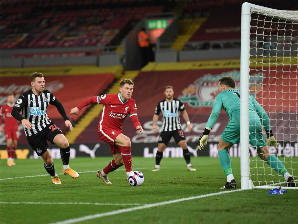 东男篮暂居 东男篮暂居